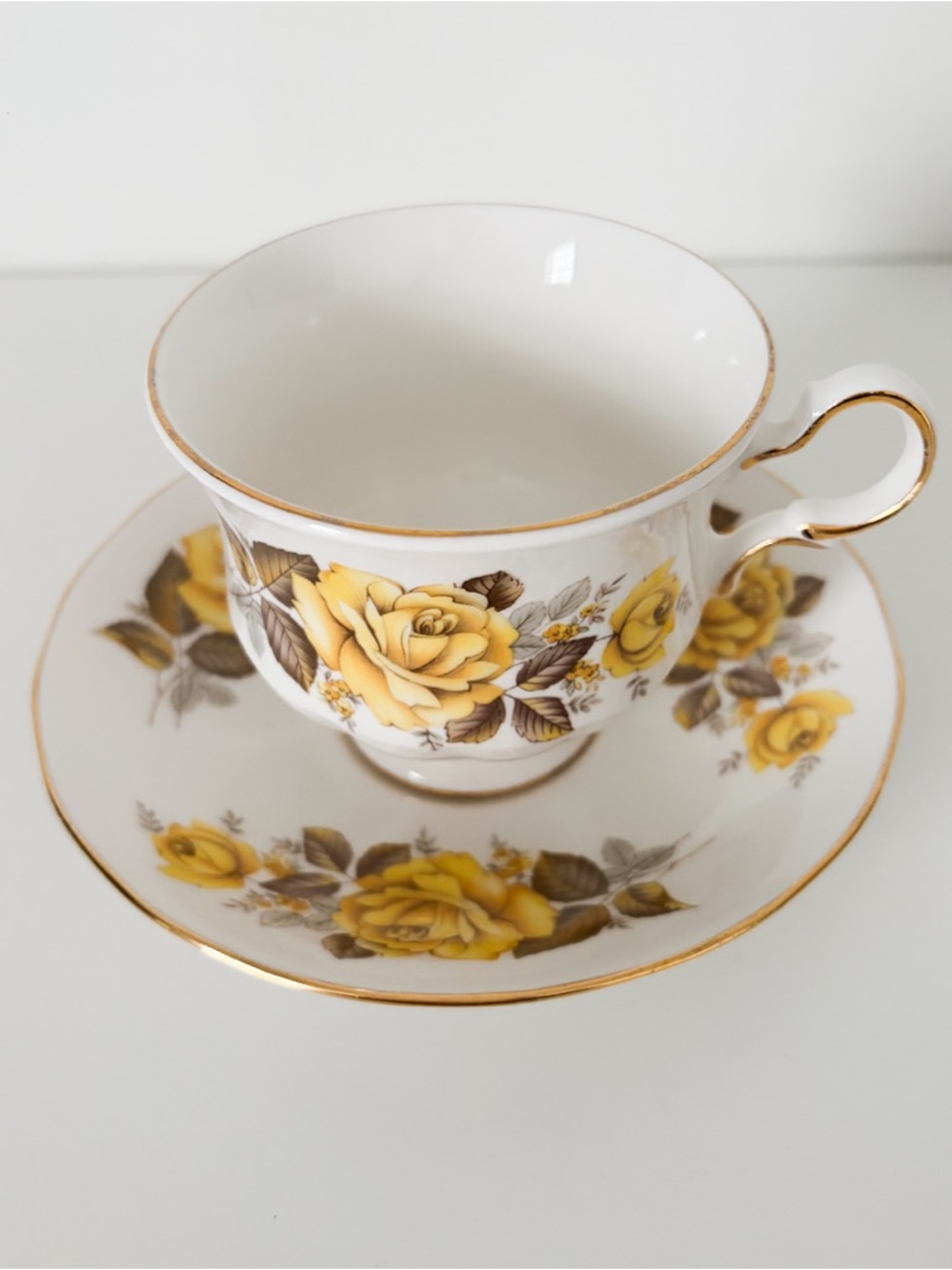 Vintage Queen Anne Fine Bone China Tea Cup & Saucer - Gold Filigree - Picture 2 of 6